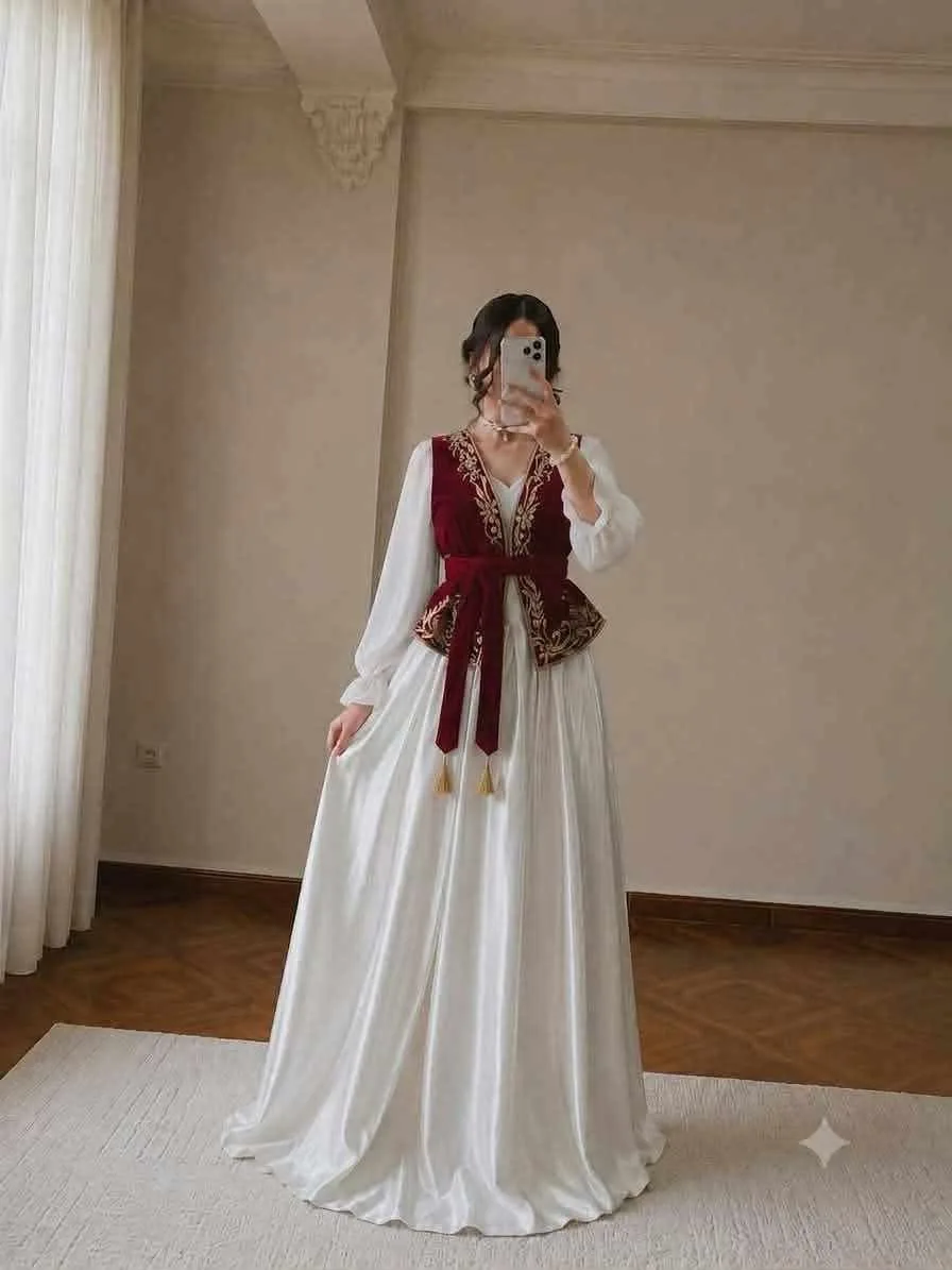Robe en satin blanc et gilet en velours